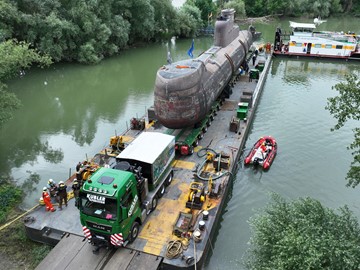 02-Tahač MAN a transport 350tunového obra